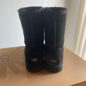 Used black classic short uggs